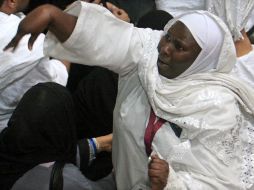 Al grito de ¡Dios es grande! una mujer musulmana apedrea un pilar, representativo del demonio hoy, en Mina. EFE  /