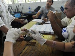 Desde las primeras horas de este domingo, las personas ya se reunen a votar. AFP  /