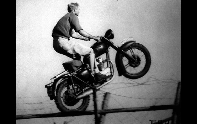 Aunque el ejército alemán usaba Zündapp, McQueen empleó una Triumph inglesa en la famosa secuencia de El gran escape. ARCHIVO  /