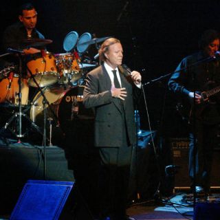 Asegura Julio Iglesias cantar muchísimo mejor en la actualidad