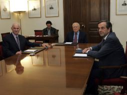 Papandreou (i) junto al presidente griego Papoulias (c) y Samaras (d) durante la cita en el Palacio Presidencial en Atenas, Grecia. EFE  /