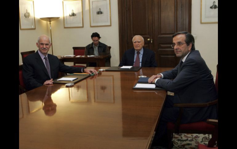 Papandreou (i) junto al presidente griego Papoulias (c) y Samaras (d) durante la cita en el Palacio Presidencial en Atenas, Grecia. EFE  /