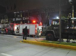 Soldados mexicanos resguardan las instalaciones del periódico 'El Buen Tono' en la madrugada de hoy. EFE  /