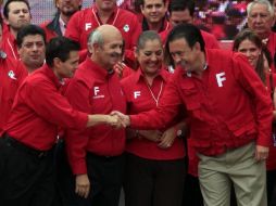 Enrique Peña Nieto (i) estrecha la mano de Humberto Moreira durante el mitin en Michoacán. EL UNIVERSAL  /