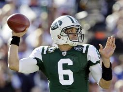 Mark Sánchez lanza un pase a Santonio Holmes para concretar su tercer triunfo consecutivo. AP  /