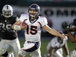 Tebow (15) no fue detenido por la defensiva de los Raiders durante el encuentro. AP  /