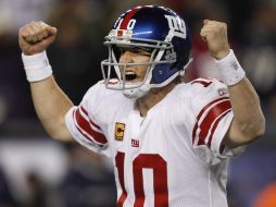 Eli Manning vence en el duelo particular a Tom Brady. AP  /