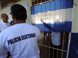 Elementos de la Policía Electoral organizan la fila de votantes en las elecciones de Nicaragua. AFP  /