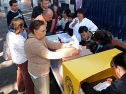 El líder del Partido de la Revolución Democrática Jesús Zambrano vota. EL UNIVERSAL  /