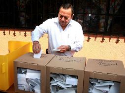 Jesús Zambrano emite su voto para la elección de consejeros del PRD. EL UNIVERSAL  /