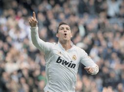 Ronaldo festeja una de sus tres anotaciones al Osasuna en el ''Bernabéu''. AP  /