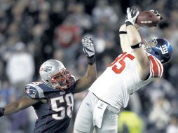 El ala cerrada de Nueva York, Jake Ballard (der.), atrapa el pase de anotación con el que Gigantes derrotó a Patriotas. AP  /