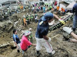 Autoridades y voluntarios realizan labores de rescate. EFE  /
