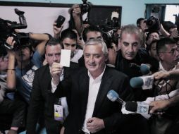 El virtual ganador de la elección presidencial, Otto Pérez Molina, habla con la prensa momentos antes de depositar su voto. AP  /