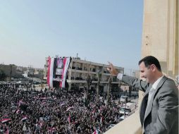 El presidente sirio, Bashar al Assad, saluda a la multitud al término de las oraciones del primer día de festividades, en Raqqa. EFE  /