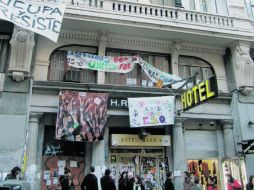 “Indignados” explican a transeúntes la razón de la toma del hotel, donde han creado talleres de autoempleo. EL UNIVERSAL  /