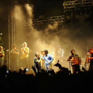 Los Auténticos Decadentes brillan en Calle 2