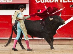 Oliver Godoy despachó con espadazo y cortó la única oreja de la tarde.  /