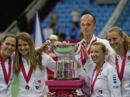 Las tenistas checas sujetan el trofeo que les acredita como ganadoras de la Copa Federación del Mundo. EFE  /