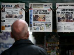 Un ciudadano lee los titulares de los principales periódicos griegos, en un kiosko de Atenas, Grecia. EFE  /