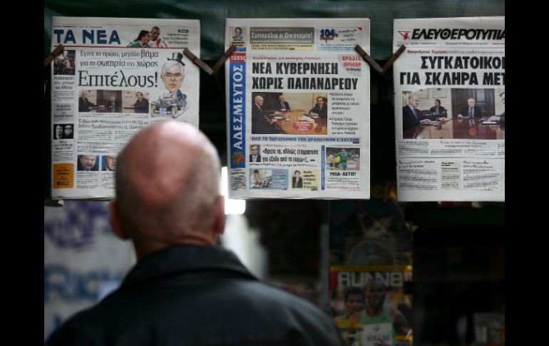 Un ciudadano lee los titulares de los principales periódicos griegos, en un kiosko de Atenas, Grecia. EFE  /
