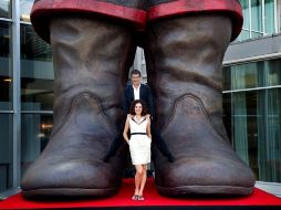 Antonio Banderas posa junto con la actriz Anna Drijver, entre un gran par de botas durante el estreno del filme en Amsterdam. EFE  /