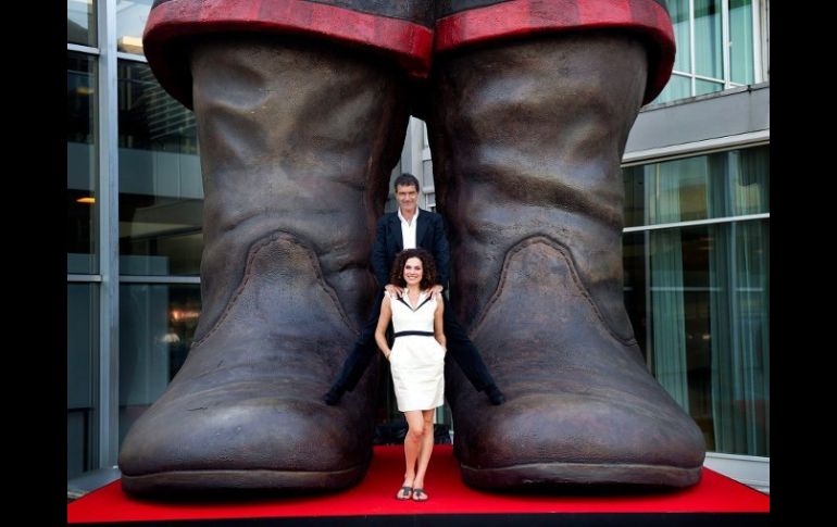 Antonio Banderas posa junto con la actriz Anna Drijver, entre un gran par de botas durante el estreno del filme en Amsterdam. EFE  /