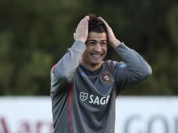Cristiano Ronaldo actualmente entreana con la selección lusa de futbol en Praia D'el Rei, Portugal. EFE  /