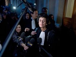 Isabelle Coutant-Peyre, abogada y esposa del militante venezolano 'Carlos' respondiento a los periodistas. AFP  /