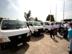 En esta primera etapa se entregaron 11 camionetas de 15 plazas y seis camiones de 22 plazas.  /