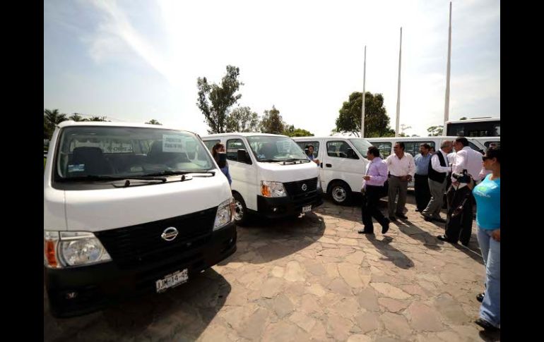 En esta primera etapa se entregaron 11 camionetas de 15 plazas y seis camiones de 22 plazas.  /