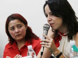 Las cineastas Natalia Armienta y Patricia Riggen (foto), durante la charla.  /