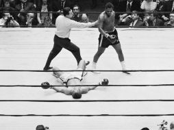 Febrero 16, 1970. Joe Frazier tira a Jimmy Ellis a la lona en una espectacular pelea. AP  /
