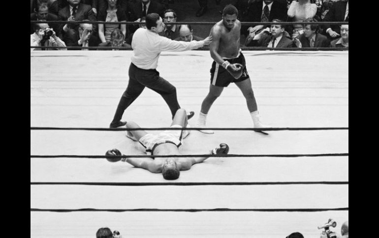 Febrero 16, 1970. Joe Frazier tira a Jimmy Ellis a la lona en una espectacular pelea. AP  /
