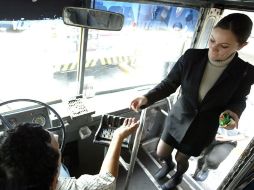 Los transportistas dicen que el precio del pasaje está rebasado por las alzas en los insumos, como el diesel. ARCHIVO  /