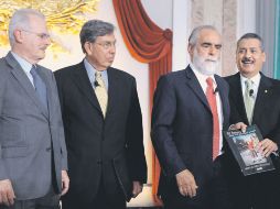 De izquierda a derecha, Labastida, Cárdenas, Fernández de Cevallos, acompañan al senador Beltrones. EL UNIVERSAL  /