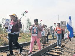 La caravana de madres marcha por las vías del tren en el municipio de Tultitlán, en el Estado de México. EFE  /