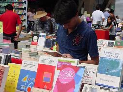 Un paseo por los libros, con más de 400 mil títulos y casi 500 sellos editoriales. ARCHIVO  /