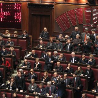 Berlusconi gana voto de confianza pero aumenta presión para que renuncie