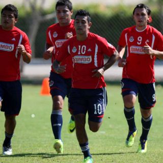 La 'maldición' del superlíder, el reto para Chivas