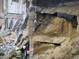 Se ha mandado a evacuar la zona debido al riesgo de que existan nuevos derrumbes. AFP  /