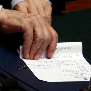 Revelan notas tomadas por Berlusconi durante votación parlamentaria