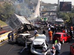 Los cuerpos de emergencia laboran en el sitio del siniestro durante toda la mañana. EL UNIVERSAL  /