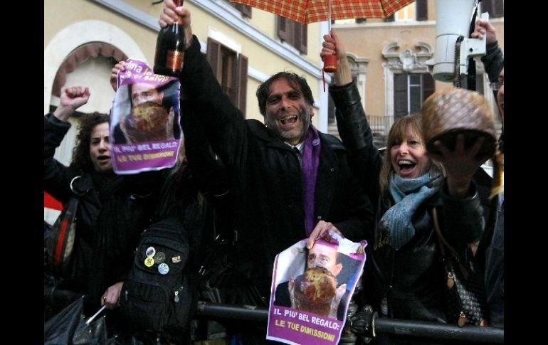 Detractores se manifiestan para presionar la salida del político con pancartas con la leyenda: 'Tú más hermoso regalo: tu renuncia'. AP  /