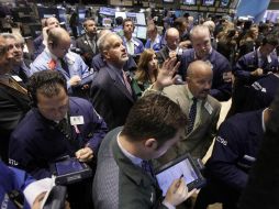 Los índices bursátiles de Estados Unidos habían caído previamente debido a que Berlusconi sobrevivió a un voto de confianza. ARCHIVO  /