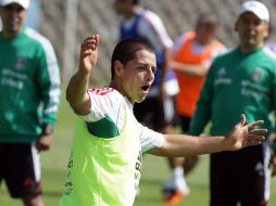 Javier Hernández llega de buen ánimo al último partido de la Selección en el 2011. MEXSPORT  /
