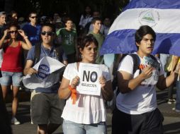 Durante su recorrido, manifestantes corearon consignadas como 'Democracia sí, dictadura no' y 'no reelección'. AP  /