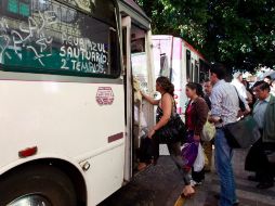 Hoy había camiones con  la leyenda “Pasaje 7.50, Diesel 10 pesos”, pero Vialidad aclaró que no hay aumento.  /