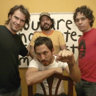 Troker y su automóvil gris