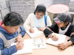 A principios de 2007, más de 100 mil chiapanecos no sabían leer ni escribir. ARCHIVO  /